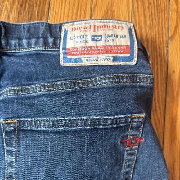 Diesel 2020 D-Viker RM040 straight fit stretch blue denim jeans 33x30 Button Fly - Picture 8 of 9